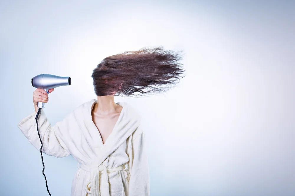 Sürekli yaptığınız ama saçınıza zarar veren 7 alışkanlık!