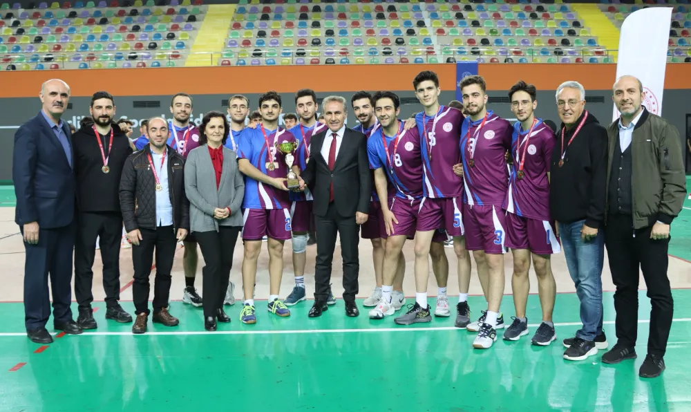YURTLAR VOLEYBOLLA YARIŞTI