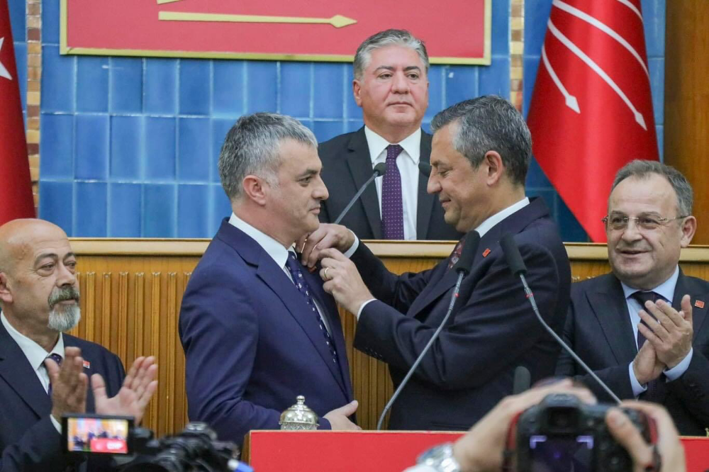 BIYIK,CHP ROZETİNİ TAKTI