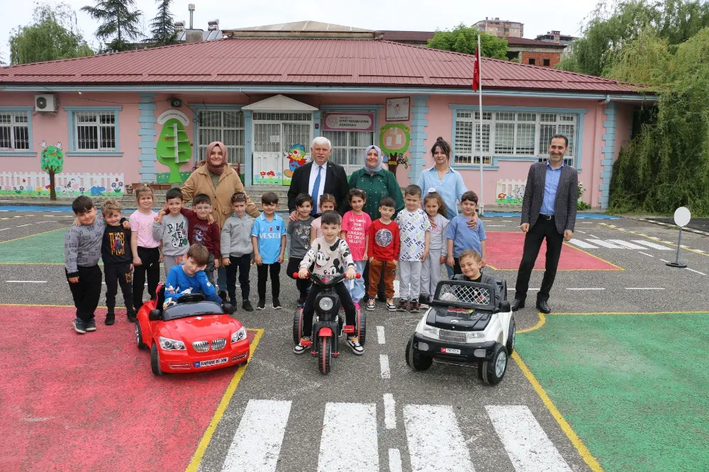 OKUL BAHÇESİ TRAFİK PARKURU GİBİ