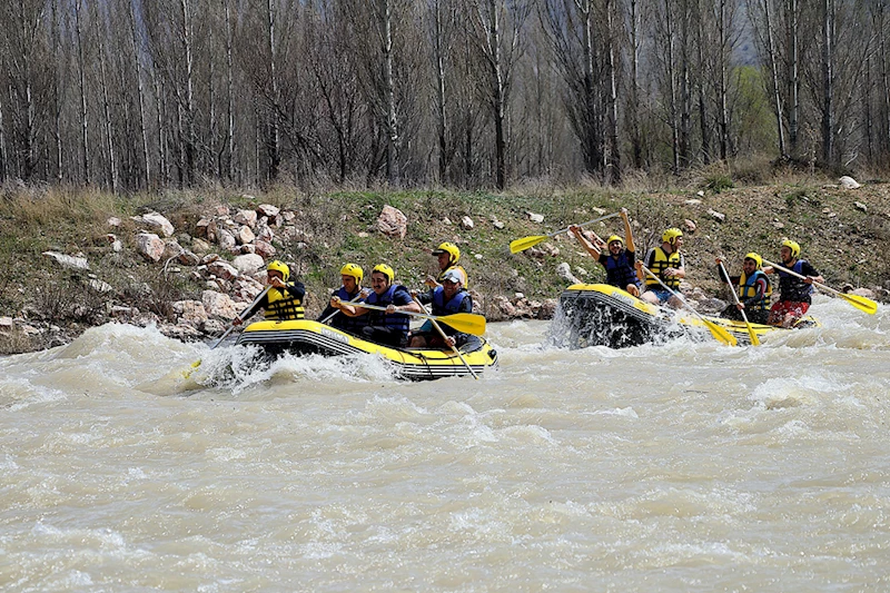 İlkbaharda coşkun akan Çoruh Nehri rafting tutkunlarını ağırlıyor