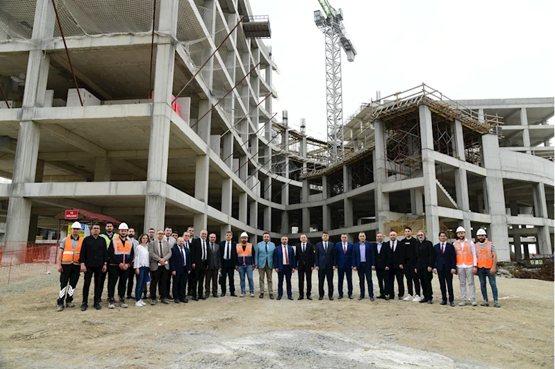 Bakan Yardımcısı Kırbıyık, Trabzon Şehir Hastanesi inşaatında incelemelerde bulundu
