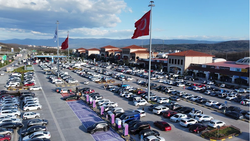 Bayram tatiline elektrikli araçlarıyla giden sürücüler Anadolu Otoyolu