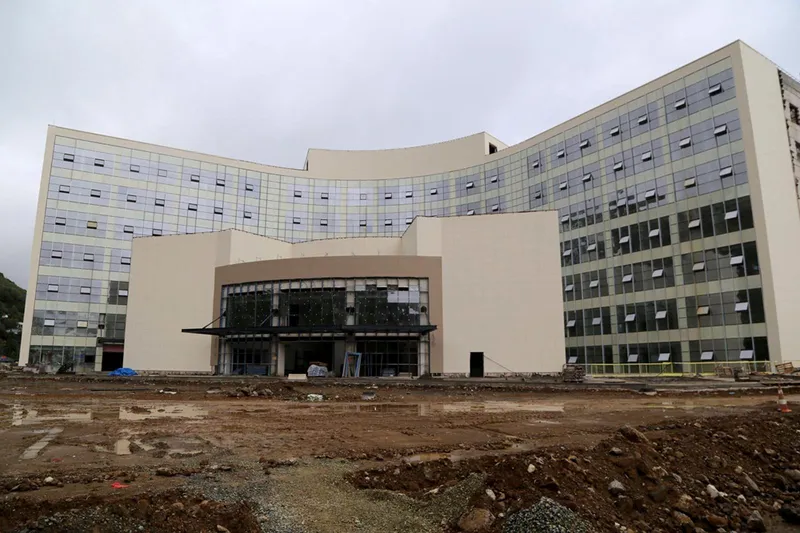 AK Parti Trabzon İl Başkanı Mumcu, yapımı devam eden şehir hastanesinde incelemelerde bulundu