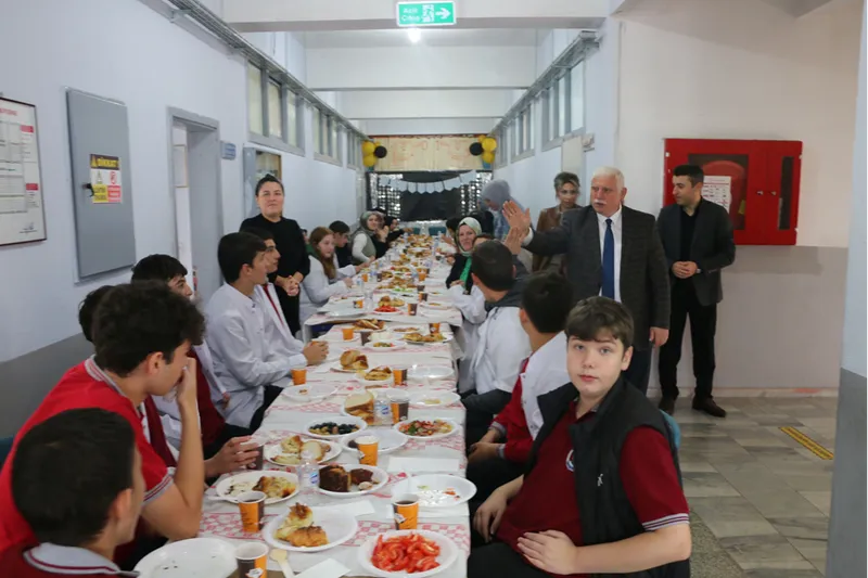 Of Milli Eğitim Müdürü Kabahasanoğlu öğrenciler ve aileleriyle bir araya geldi