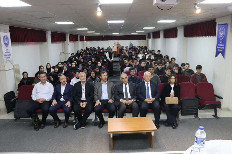 Talim Terbiye Kurulu Üyesi Öztürk, lise öğrencileriyle bir araya geldi 