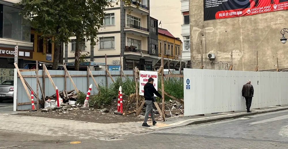 ŞEHRİN ORTASINDA TERKEDİLMİŞLİK MANZARASI