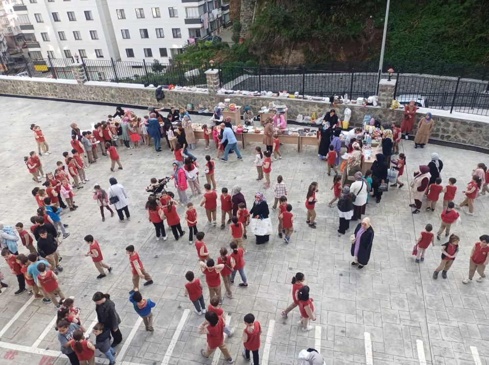 MERKEZ İLKOKULU’NDAN GAZZE’YE YARDIM KERMESİ