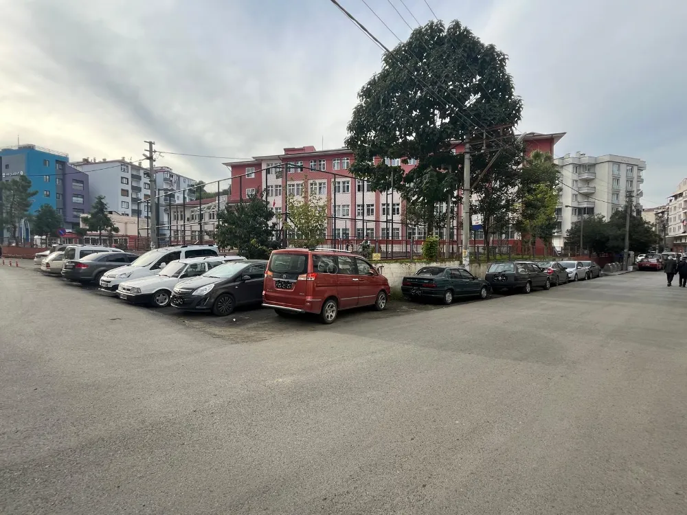 KALDIRIM EKSİKLİĞİ TEHLİKE SAÇIYOR