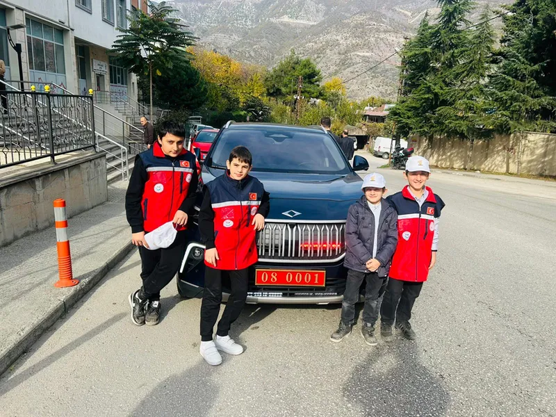 Artvin Valisi Ergün, öğrencileri evlerine makam aracı Togg