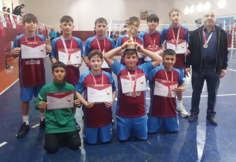 KÜÇÜK VOLEYBOLCULARIMIZ TRABZON İKİNCİSİ