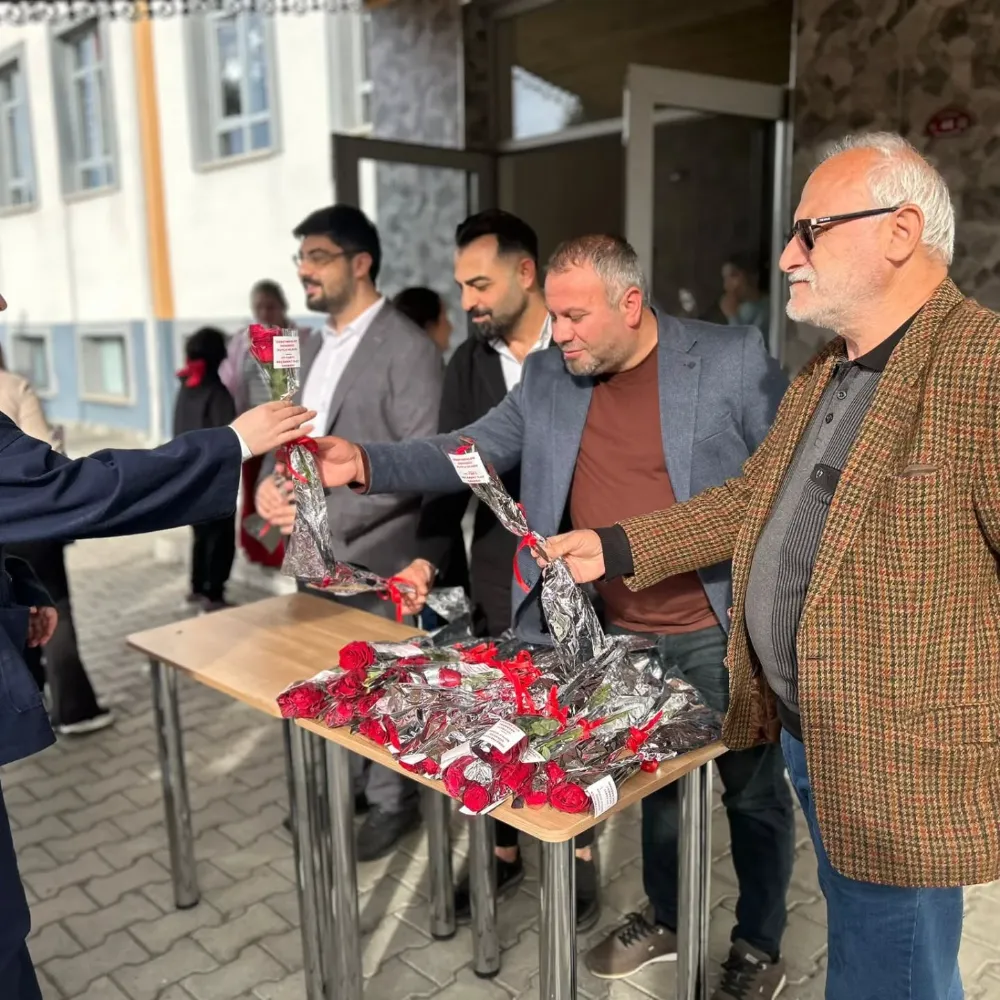 İYİ PARTİ ÖĞRETMENLERE GÜL VERDİ