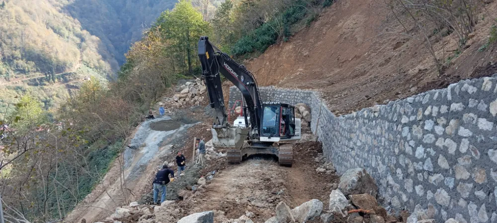 BÜYÜKŞEHİR TAŞ DUVARLARLA GÜVENLİ YOLLAR OLUŞTURUYOR