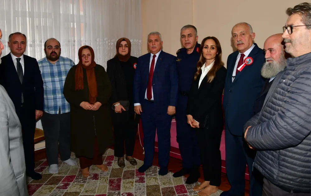 VALİ’DEN ŞEHİT ÖĞRETMENİN AİLESİNE ZİYARET