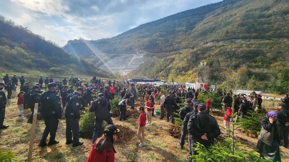 ŞEHİTLER İÇİN FİDANLAR TOPRAKLA BULUŞTU