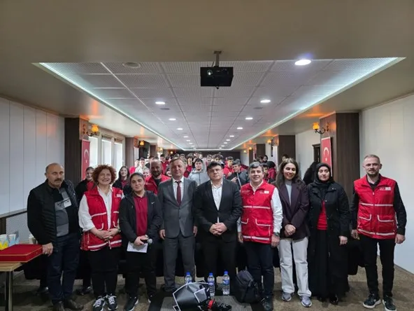 GENÇLER KIZILAY’LA BULUŞTU