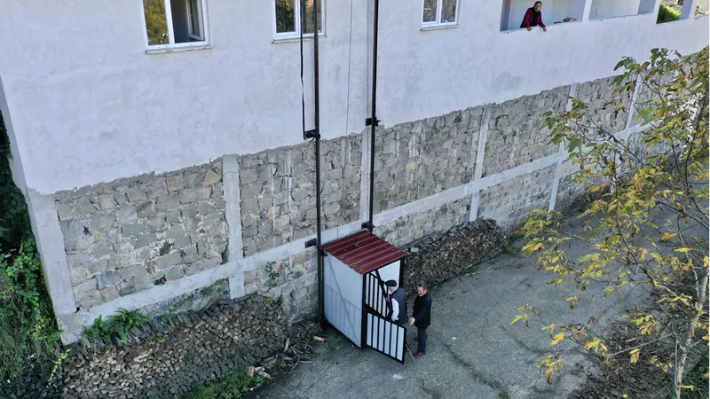 Yaşlı ve engelliler için cami duvarına asansör kurdular