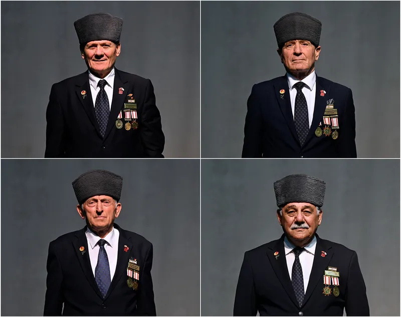 Kıbrıs gazilerinden oluşan koro kahramanlık ezgilerini seslendiriyor