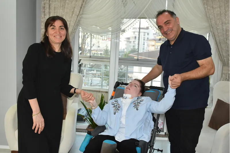 Yatağa bağımlı lizensefali hastası kızlarına ömürlerini adadılar