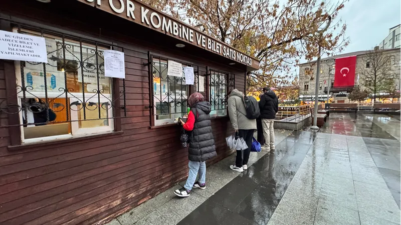 Trabzonspor-Beşiktaş maçının biletleri kısa sürede tükendi
