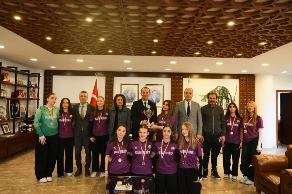 ŞAMPİYON KIZLAR BAŞKAN EKİM’İN KONUĞU