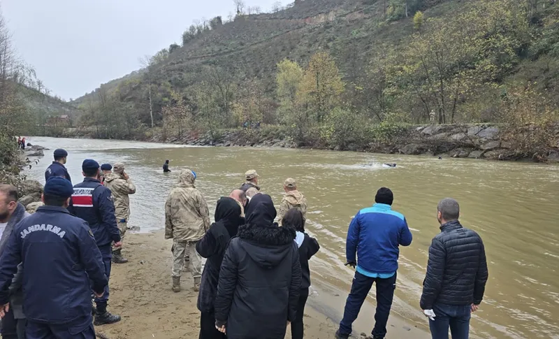 Vefat eden annesi için mezar yeri bakmaya giderken yeğeniyle trafik kazasında öldü