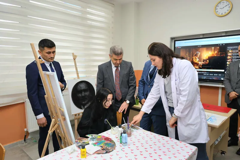 Artvin Valisi Ergün, okullarda incelmelerde bulundu