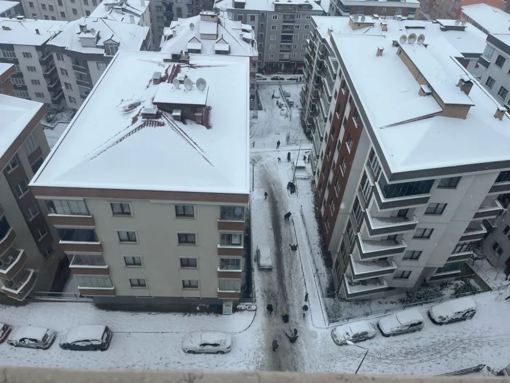 ÇOCUKLAR KARLA KAYARAK EĞLENDİ