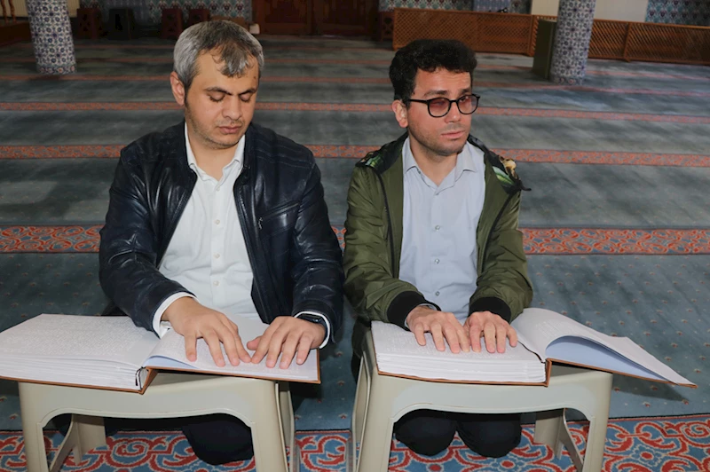 Görme engelli iki arkadaş mukabele geleneğini Braille alfabeli Kur