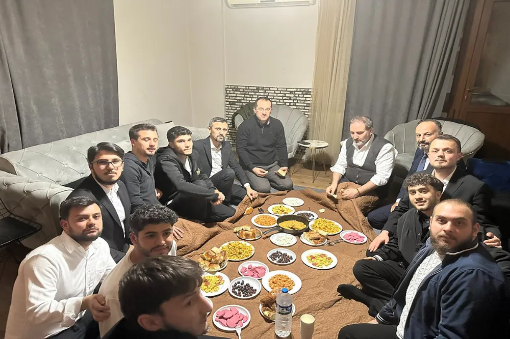 SAHURDA GENÇLERİN EVİNE MİSAFİR OLDULAR