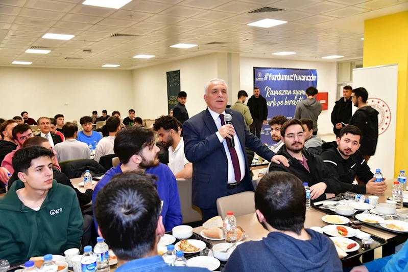 Trabzon Valisi Aziz Yıldırım, öğrencilerle sahur yaptı
