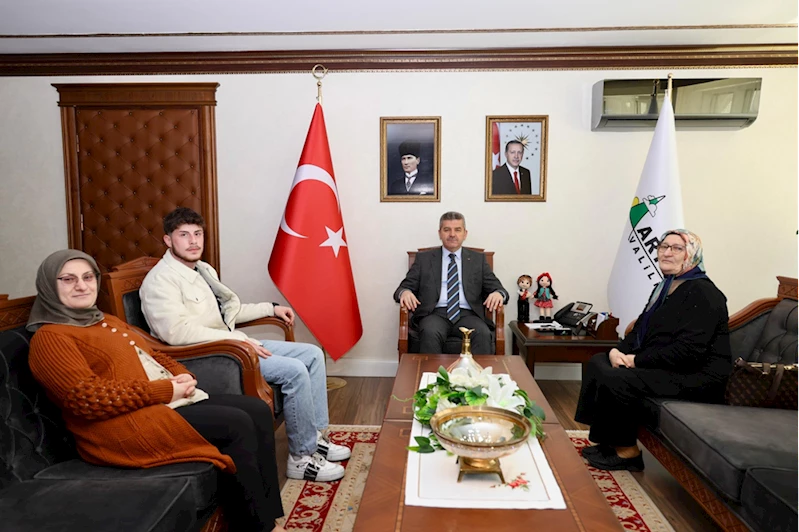 Artvin Valisi Ergün, şehit ailesiyle bir araya geldi