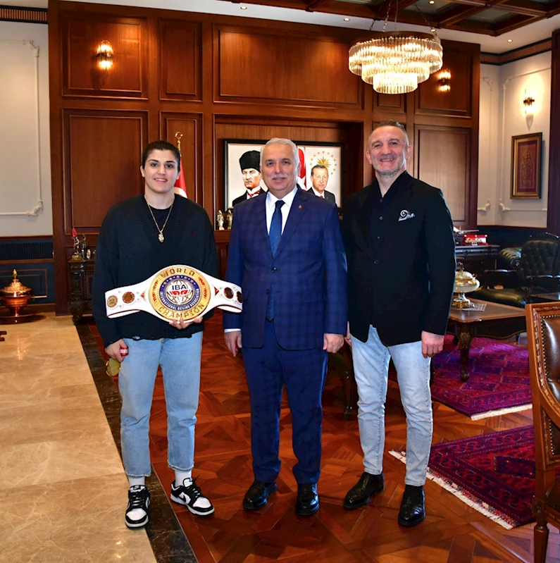 Dünya şampiyonu Busenaz Sürmeneli, Trabzon Valisi Aziz Yıldırım