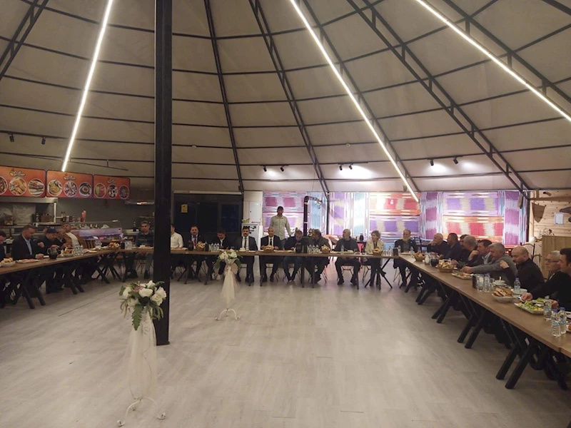 Çaykara Kaymakamı Sapmaz, muhtarlarla iftarda bir araya geldi 