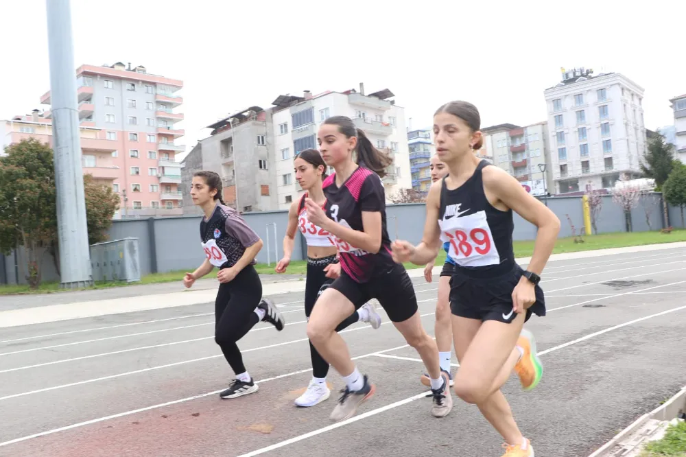 LİSELİ ATLETLER YARIŞTI