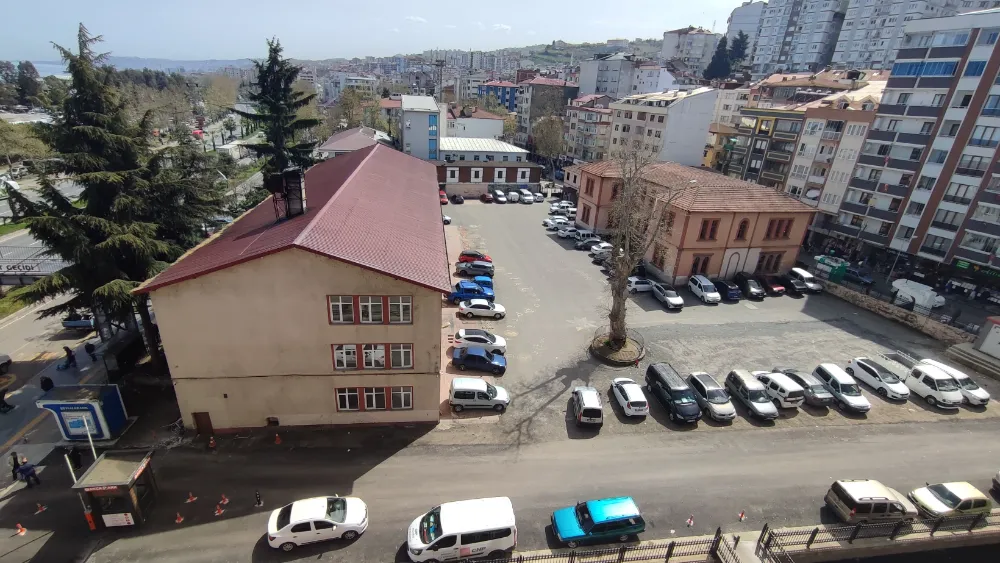 MERKEZ İLKOKULU BAHÇESİ ÜCRETLİ OTOPARK OLDU