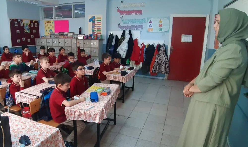 MUHTAR SEMA CAN MİNİK ÖĞRENCİLERE YEREL YÖNETİMİ ANLATTI