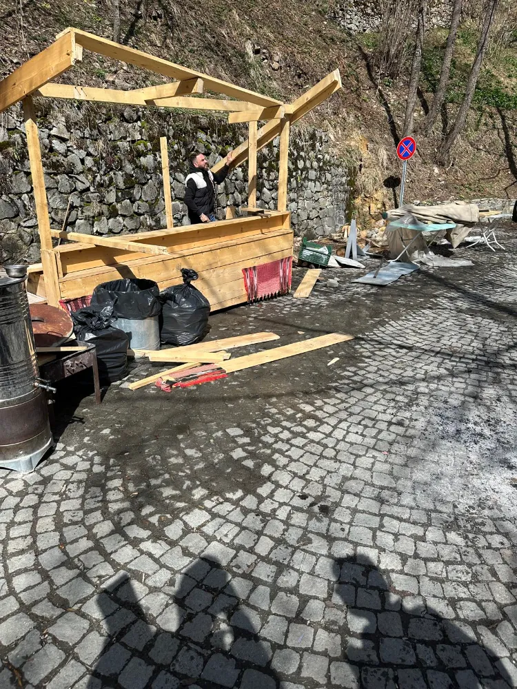 SÜMELA ÇEVRESİNDEKİ SEYYAR TEZGAHLAR KALDIRILDI