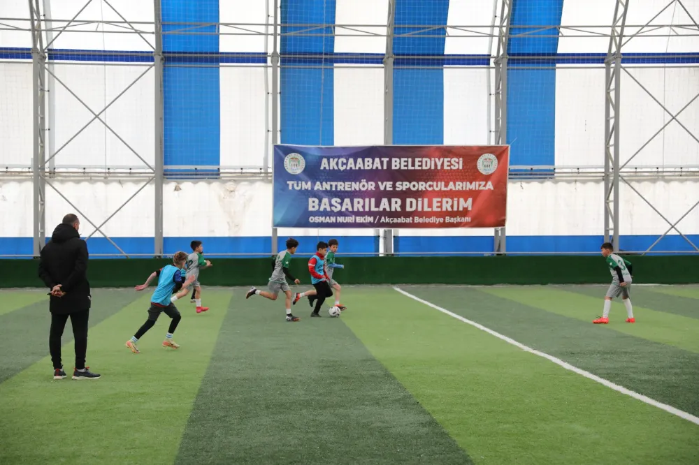 ÇOCUKLAR FUTBOL TURNUVASI İÇİN SAHADA