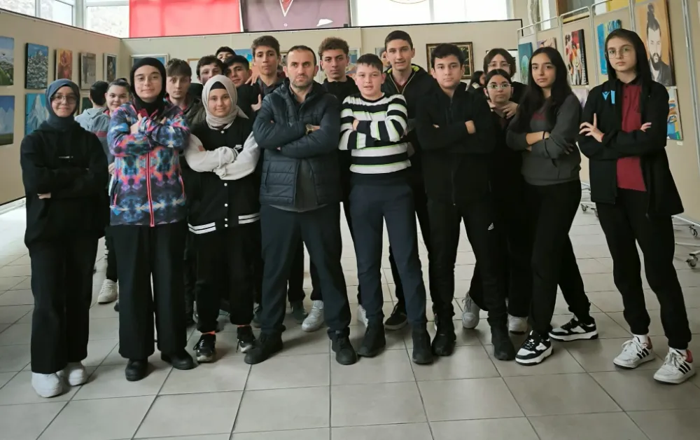 ORTAOKUL ÖĞRENCİLERİ SERGİDE