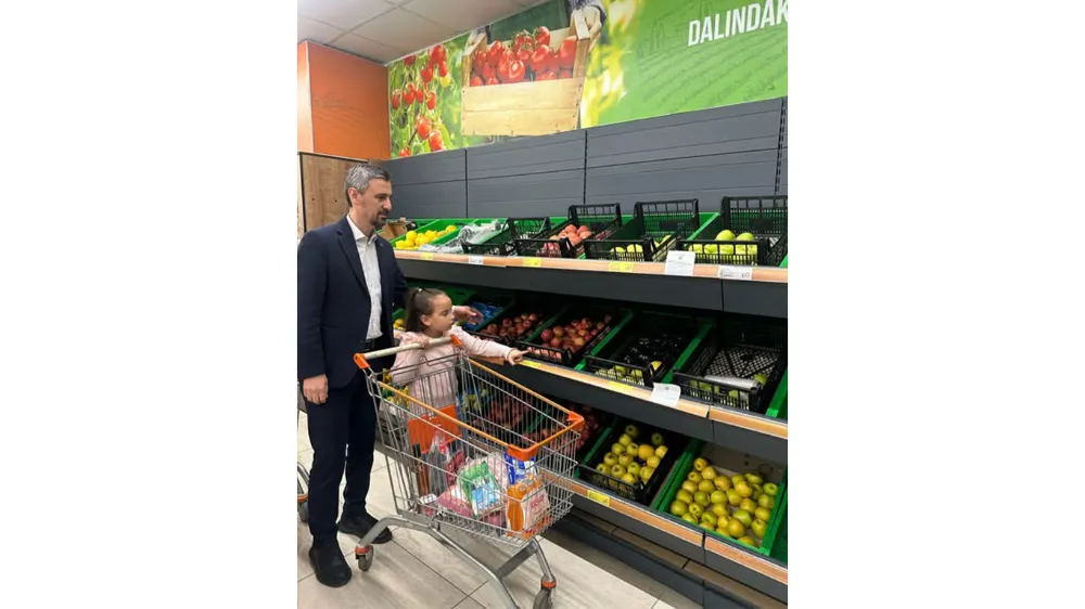CHP’NİN BOYKOTUNA KARŞI KIZINI ALIP ALIŞVERİŞE ÇIKTI 
