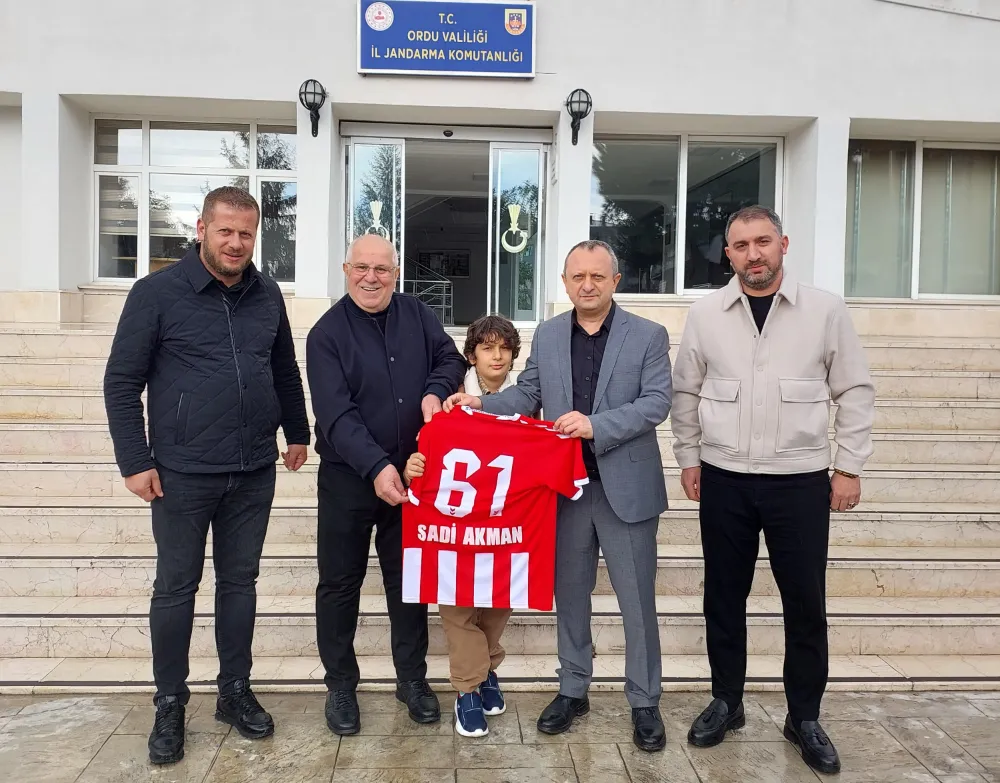 ORDU JANDARMA KOMUTANINA FORMA HEDİYESİ