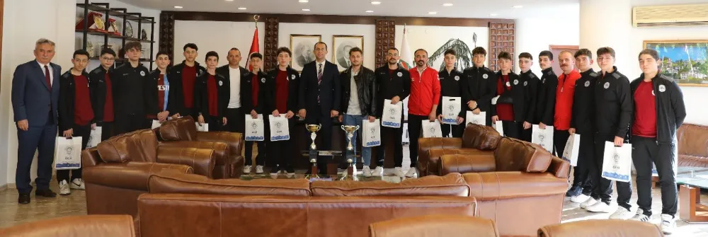 BAŞKAN EKİM HORONCULARI TEBRİK ETTİ