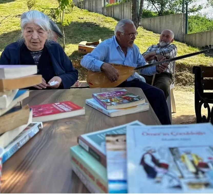 HUZUREVİ’NDE  OKUMA SAATİ