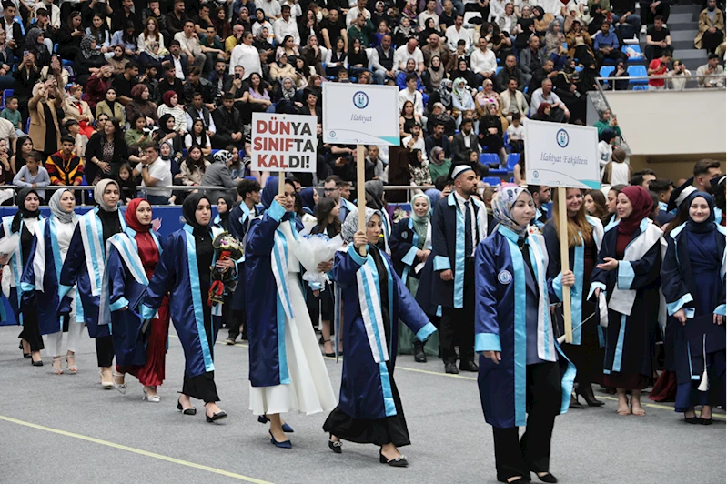 Bayburt Üniversitesi öğrencileri mezuniyet töreninde Filistin