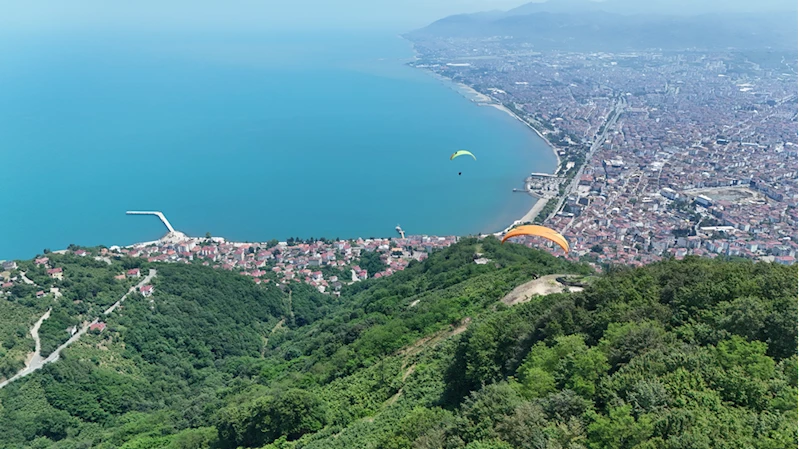 Mavi ve yeşilin buluştuğu Ordu, yamaç paraşütü tutkunlarını ağırlıyor 