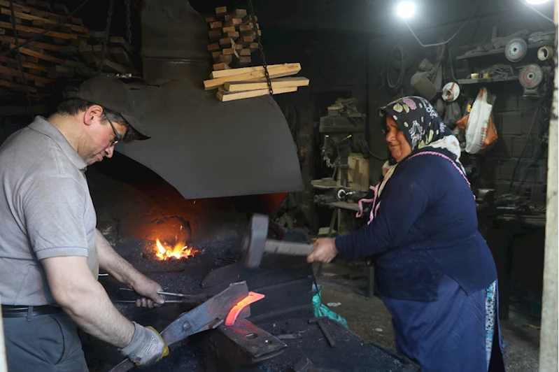 Baba mesleği demirciliği eşinin desteğiyle sürdürüyor