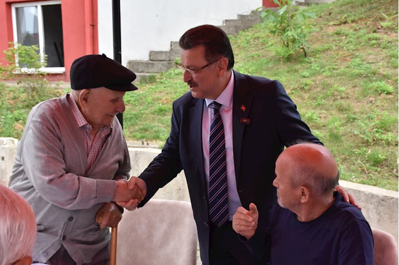 Trabzon Büyükşehir Belediye Başkanı Genç, huzurevi sakinleriyle bir araya geldi