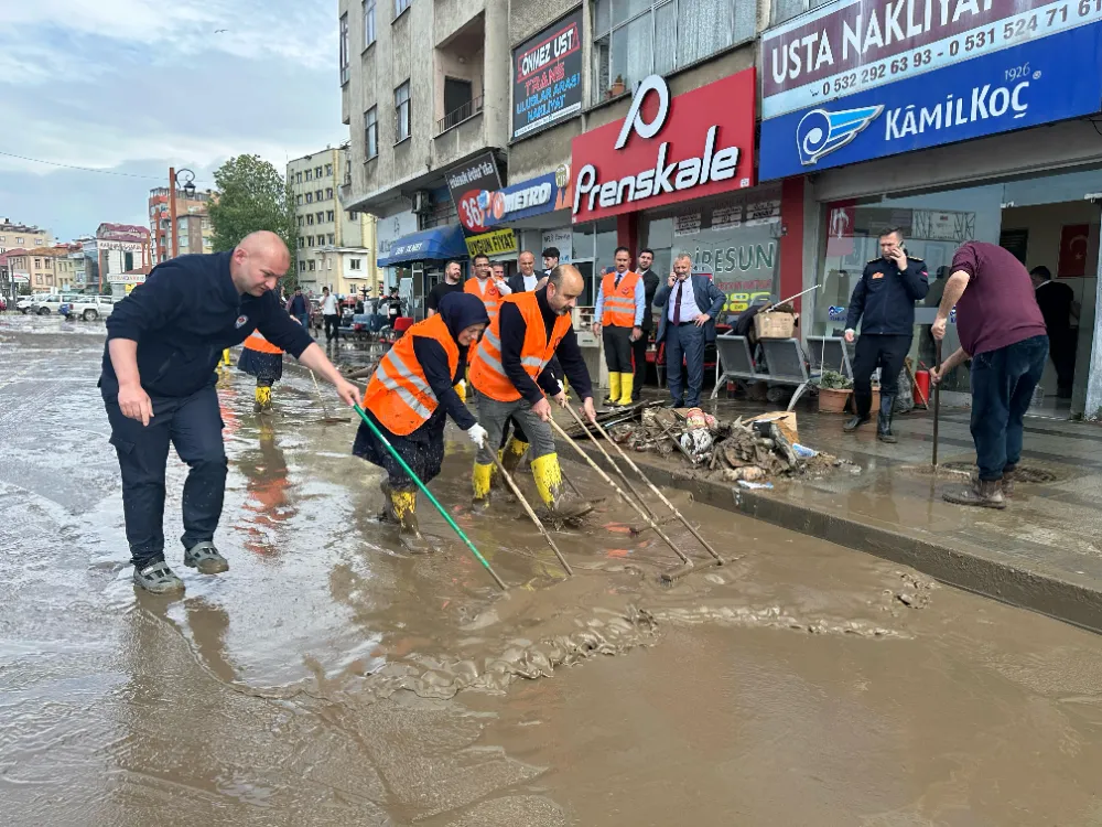 BAŞKAN GENÇ: AFETİN İZLERİNİ EN KISA SÜREDE SİLECEĞİZ