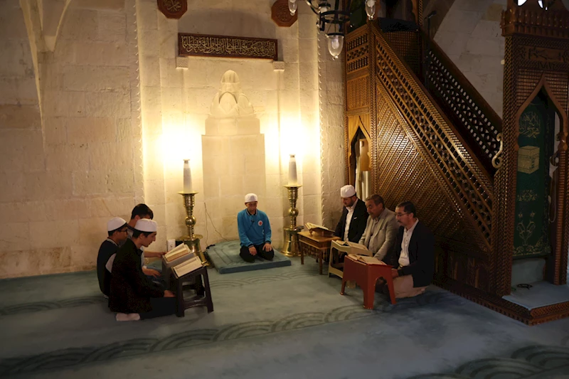 Hafızlığını tamamlayan öğrenci bir günde Kur